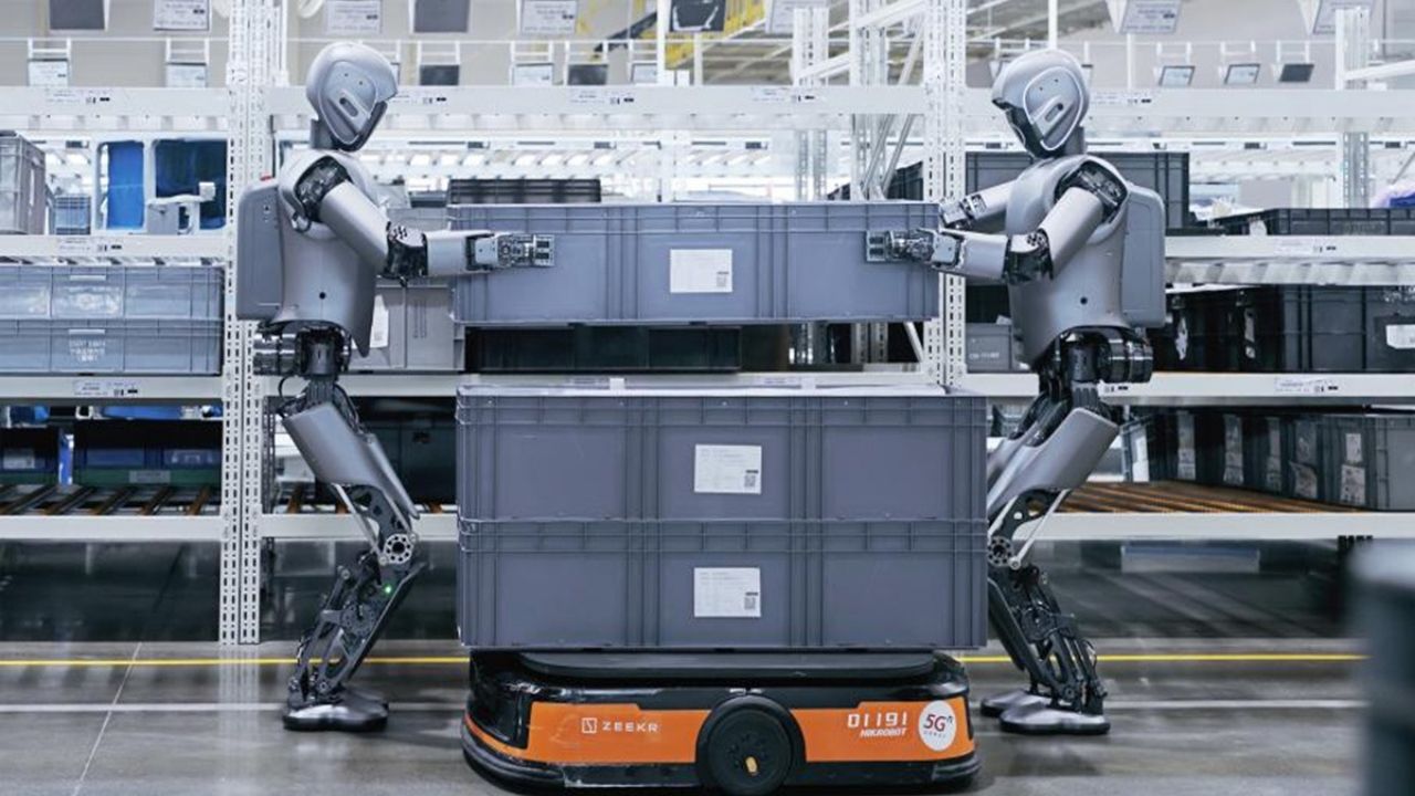 İnsansı robotlar üretim hattında çalışırken