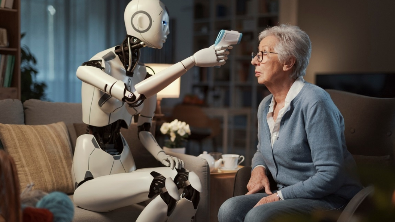 Baktığı yaşlının ateşini ölçen bir robot