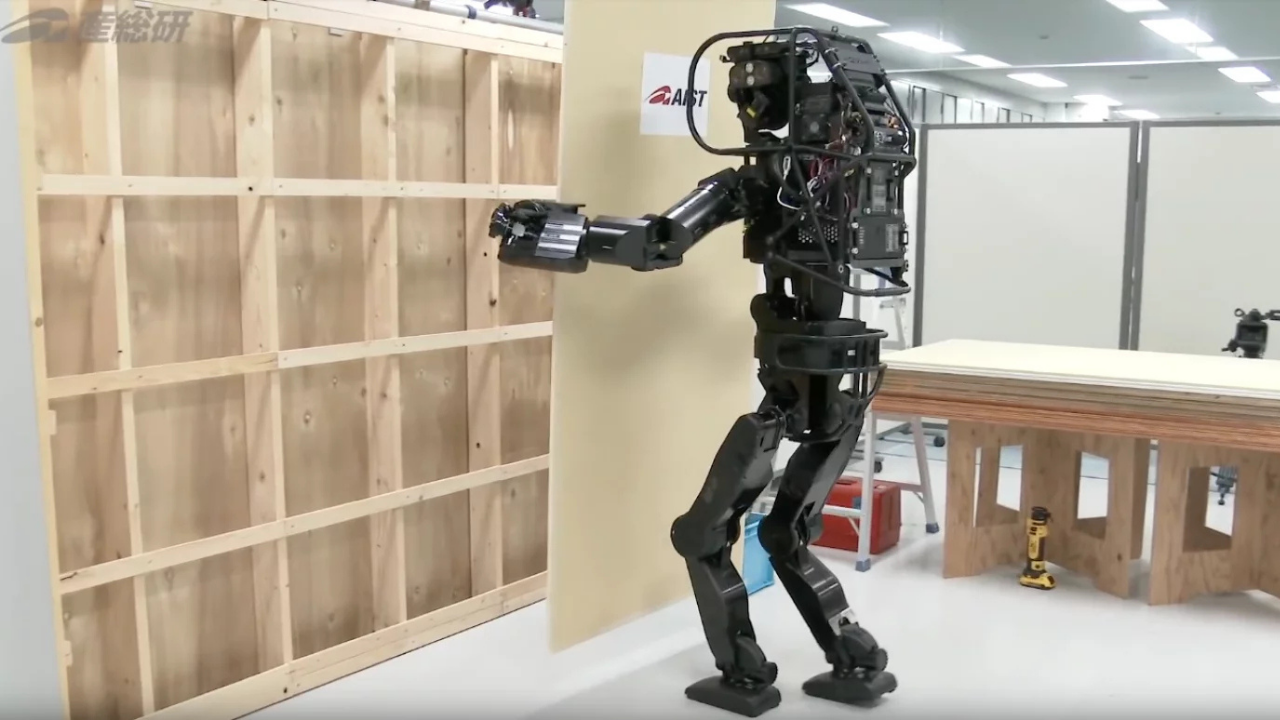 Mobilyalar ile çalışan bir robot işçi