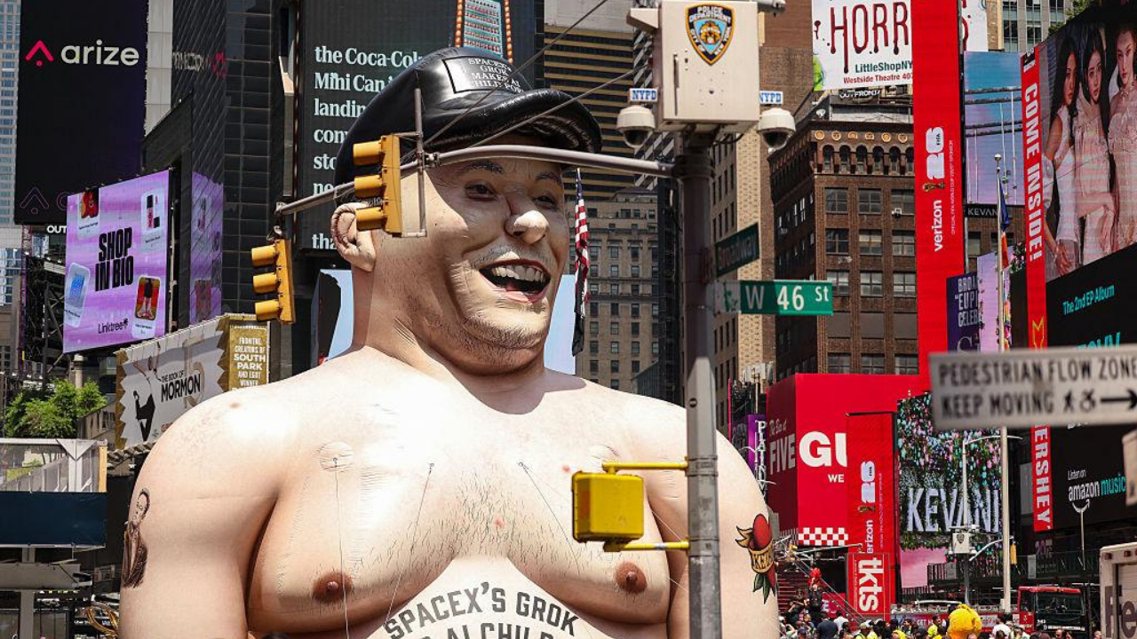 Grok AI protestosu kapsamında Times Square'deki dev Elon Musk figürü.