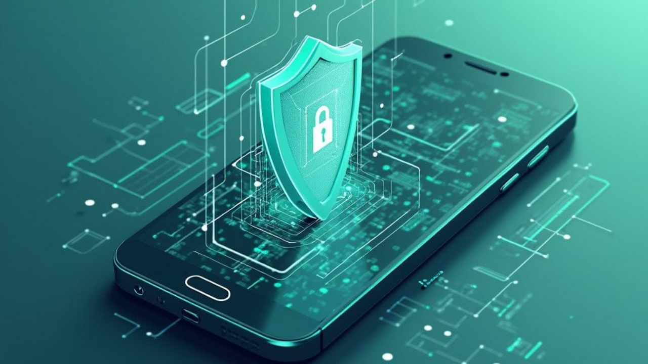 Mobil siber güvenliği temsil eden dijital kalkan ile korunan akıllı telefon.