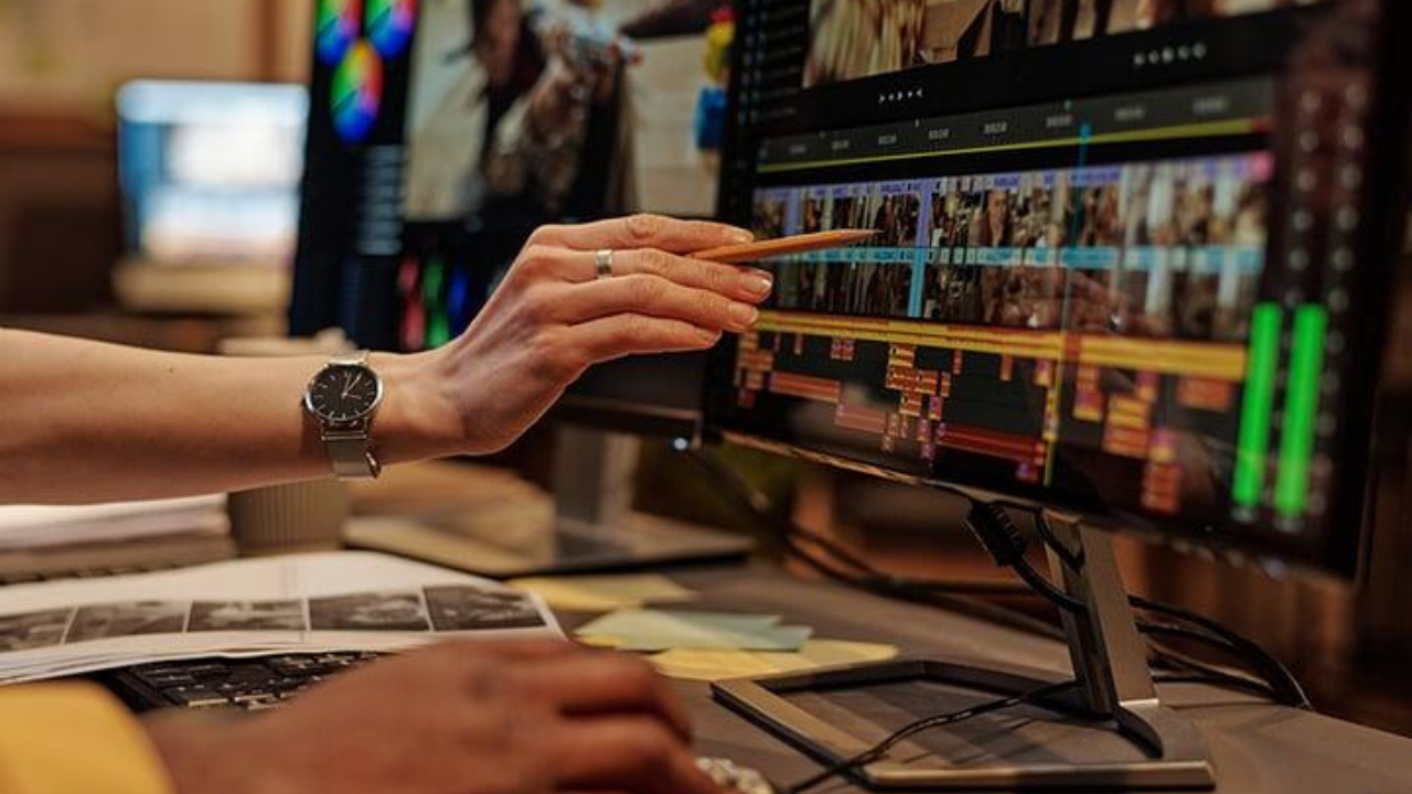 Dijital film düzenleme istasyonunda çalışan editör
