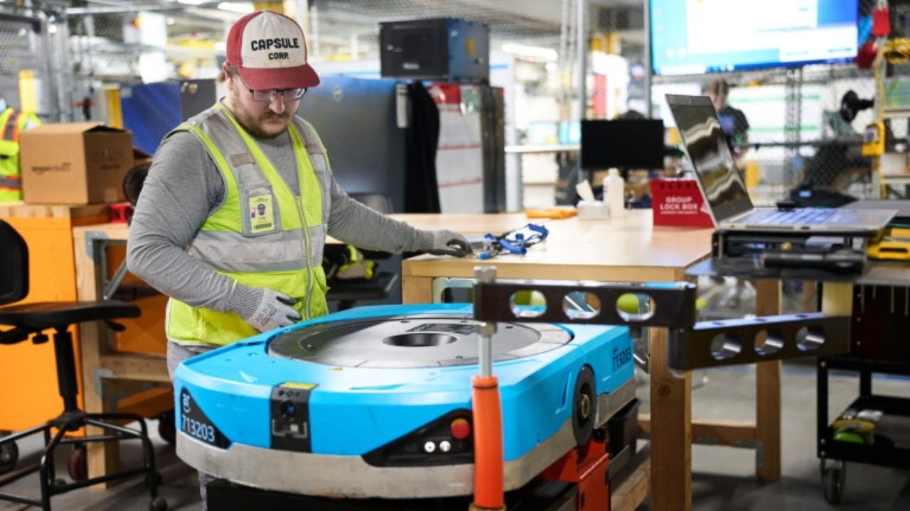 Amazon deposunda çalışanların robotik sistemlerle birlikte çalışması