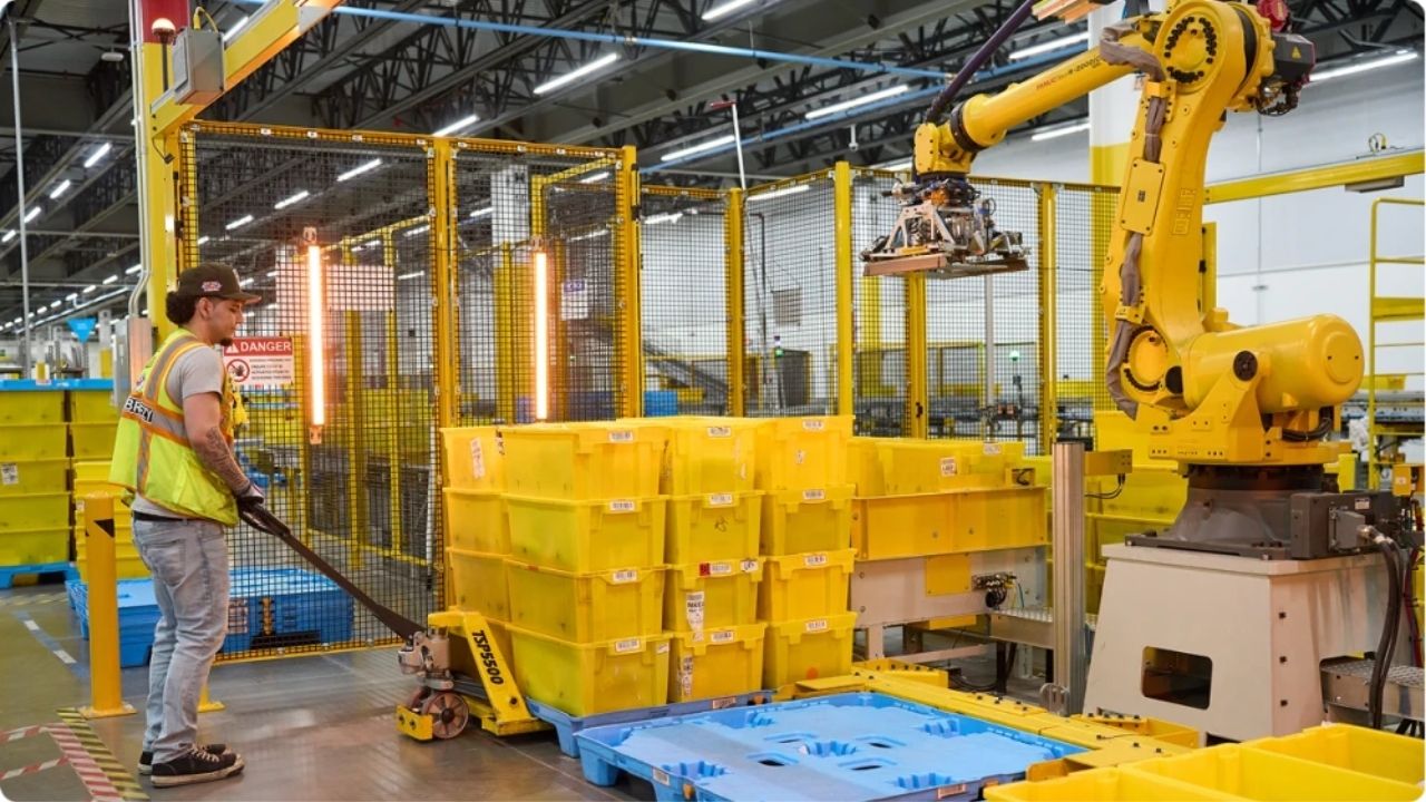 Amazon deposunda bir çalışanın otomasyon ekipmanlarıyla birlikte görev yaptığı operasyon ortamı