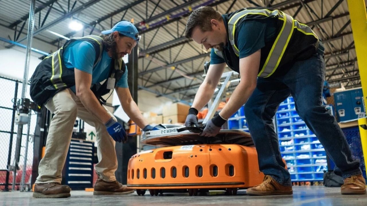 Amazon deposunda çalışanların otonom robotlarla birlikte çalışması