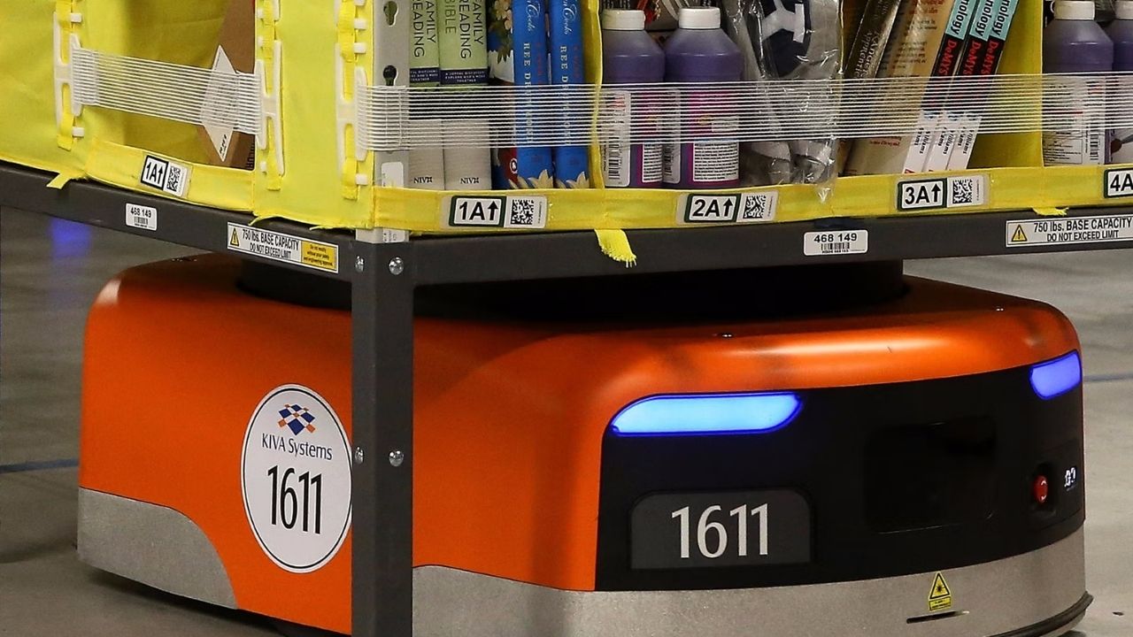 Amazon deposunda rafları taşıyan robotik sistemler