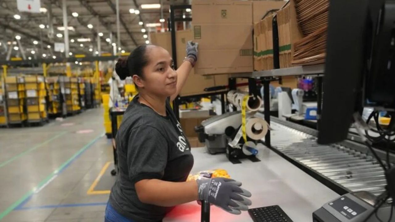 Amazon deposunda dijital sistem kullanan çalışan