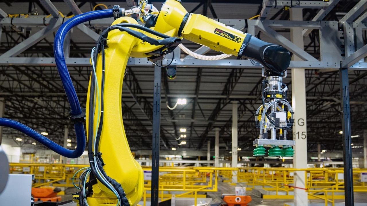 Amazon deposunda otomasyon için kullanılan robotik kol
