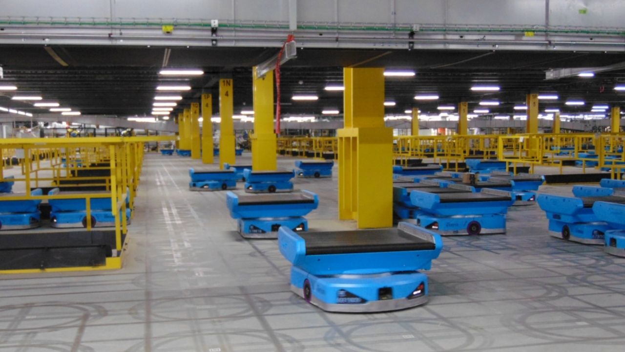 Amazon fulfillment merkezinde çalışanlar ve otomasyon sistemleri