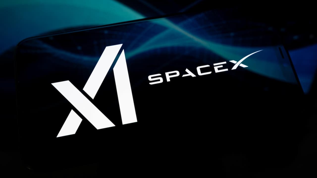 spacex logo görseli