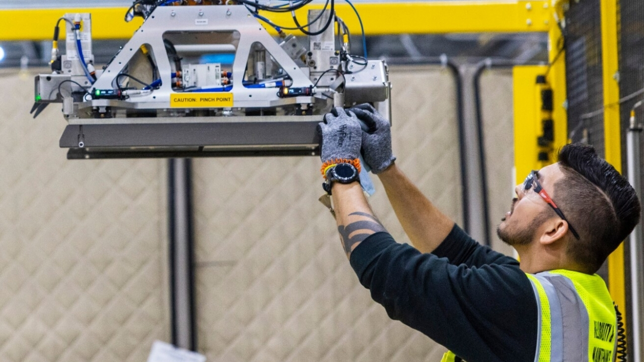 Amazon mobil robotu ve çalışan görseli