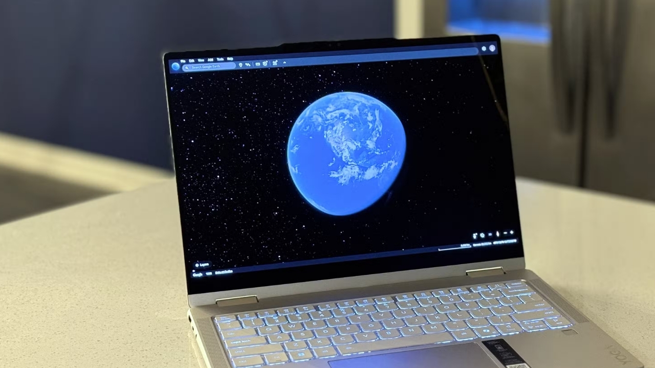 Bilgisayar ekranında açık olan Google Earth web sitesi görseli