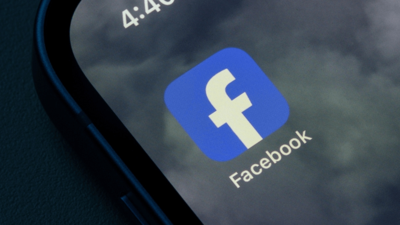Telefon ekranında görülen Facebook uygulaması ve simgesi görseli