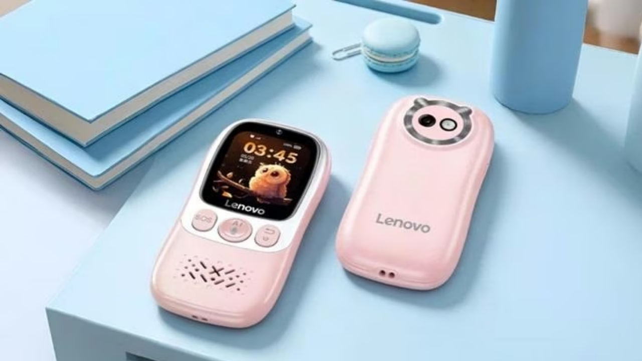 Masa üzerinde yer alan Lenovo öğrenci telefonu arkalı önlü görseli