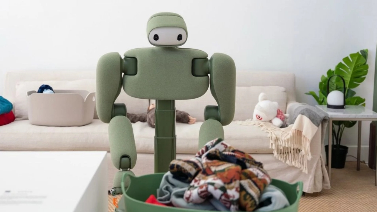 Yeni Ev Robotu Isaac 1 evde çamaşırları katlarken görseli