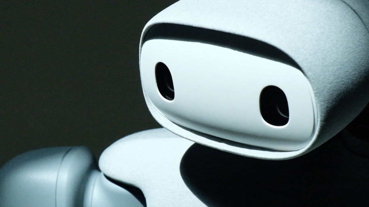 Isaac 1 ev robotunun yakın çekim görüntüsü