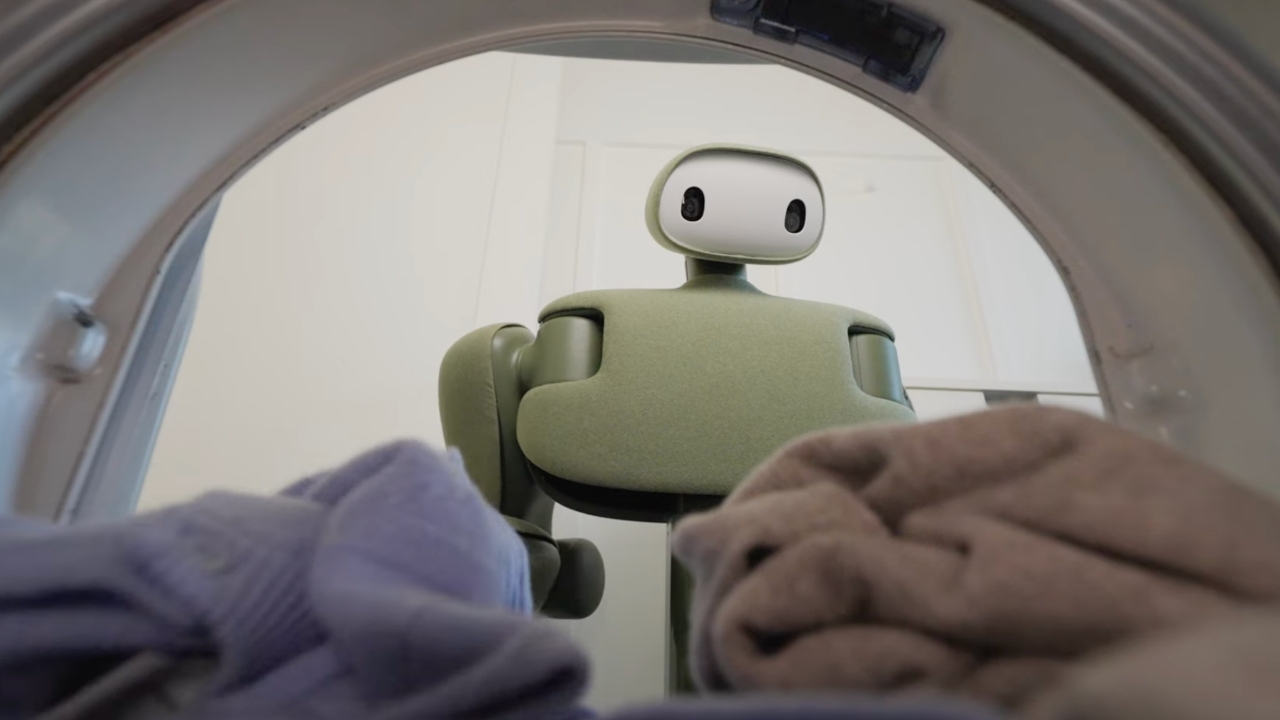 Isaac 1 ev robotu çamaşır makinesinden çamaşırları alıyor görüntüsü