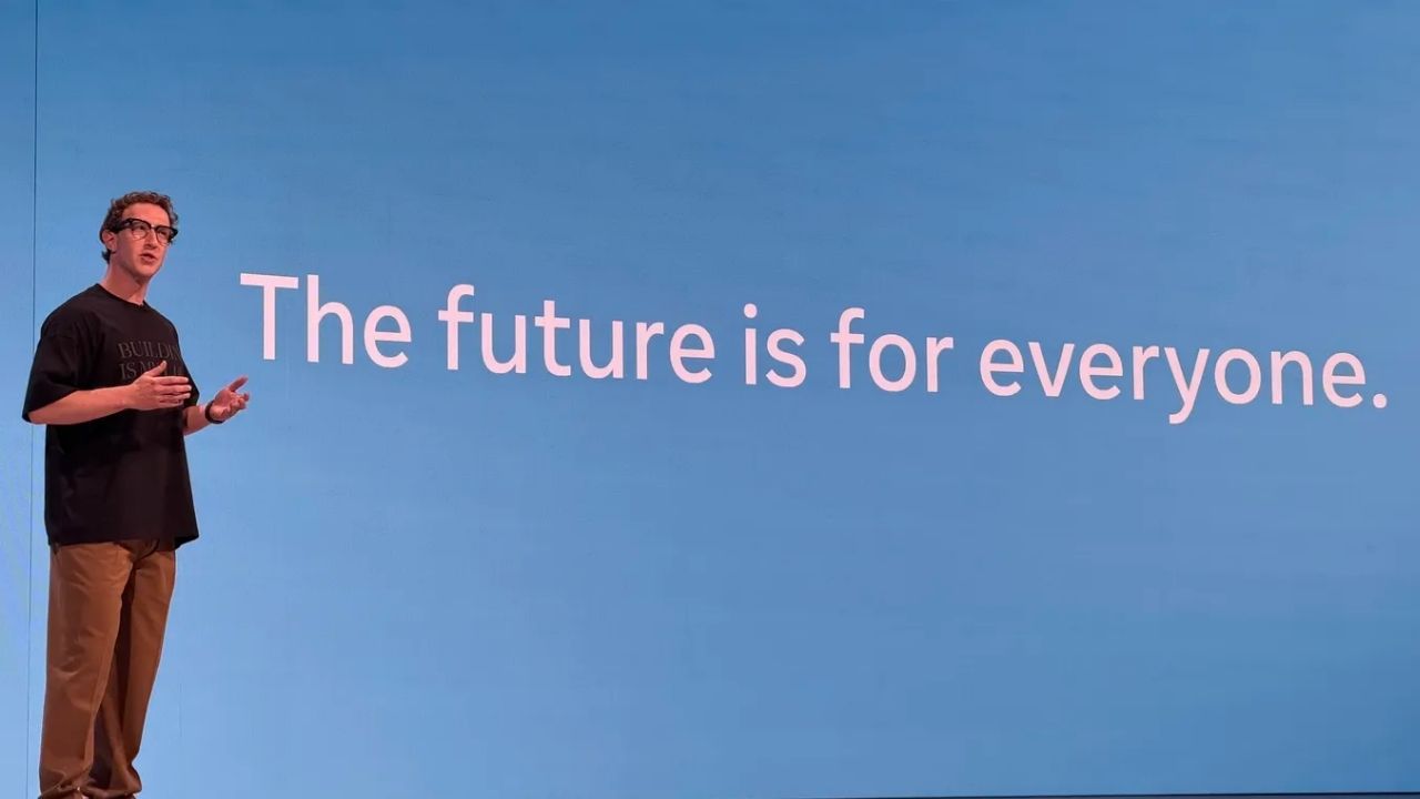 The future is for everyone. yazılı ekran ve mark zuckerberg fotoğraf