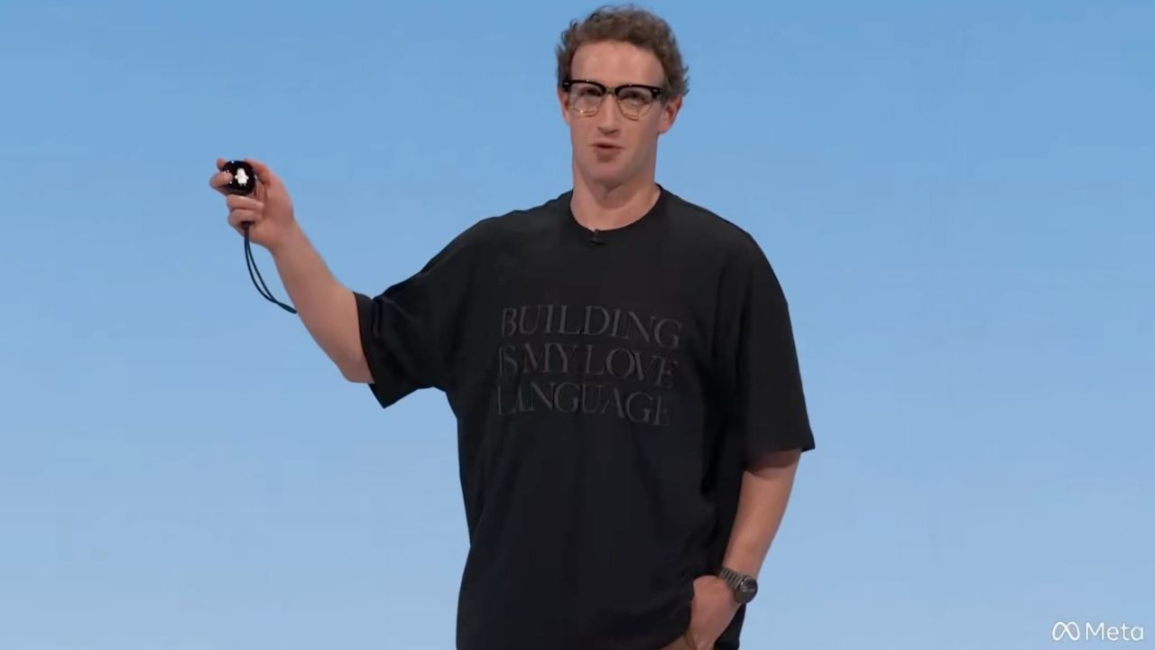 Meta kurucusu Mark Zuckerberg ve elinde bulunan Muse Charm