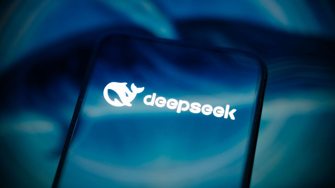 DeepSeek V4 Tanıtıldı: 1 Milyon Token ve 1.6T Parametre!