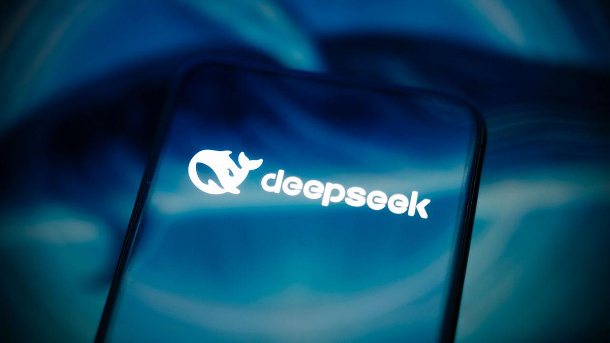 DeepSeek V4 Tanıtıldı: 1 Milyon Token ve 1.6T Parametre!